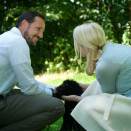 The Crown Prince and Crown Princess in the garden at Bygdø, enjoying their puppy Milly Kakao (Photo: Veronica Melå, Det kongelige hoff)